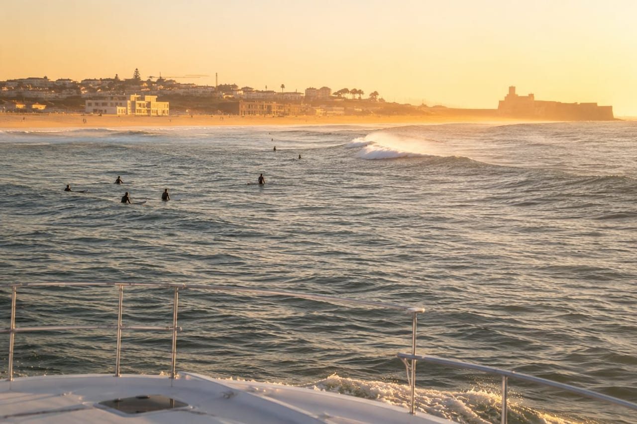 ¿Cuál es la mejor playa de Cascais? Guía de playas (y cómo bañarse desde el barco)