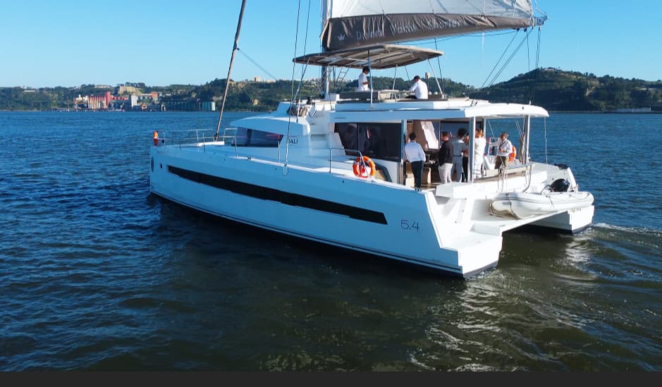 Catamarã Lusitana no rio Tejo, Lisboa