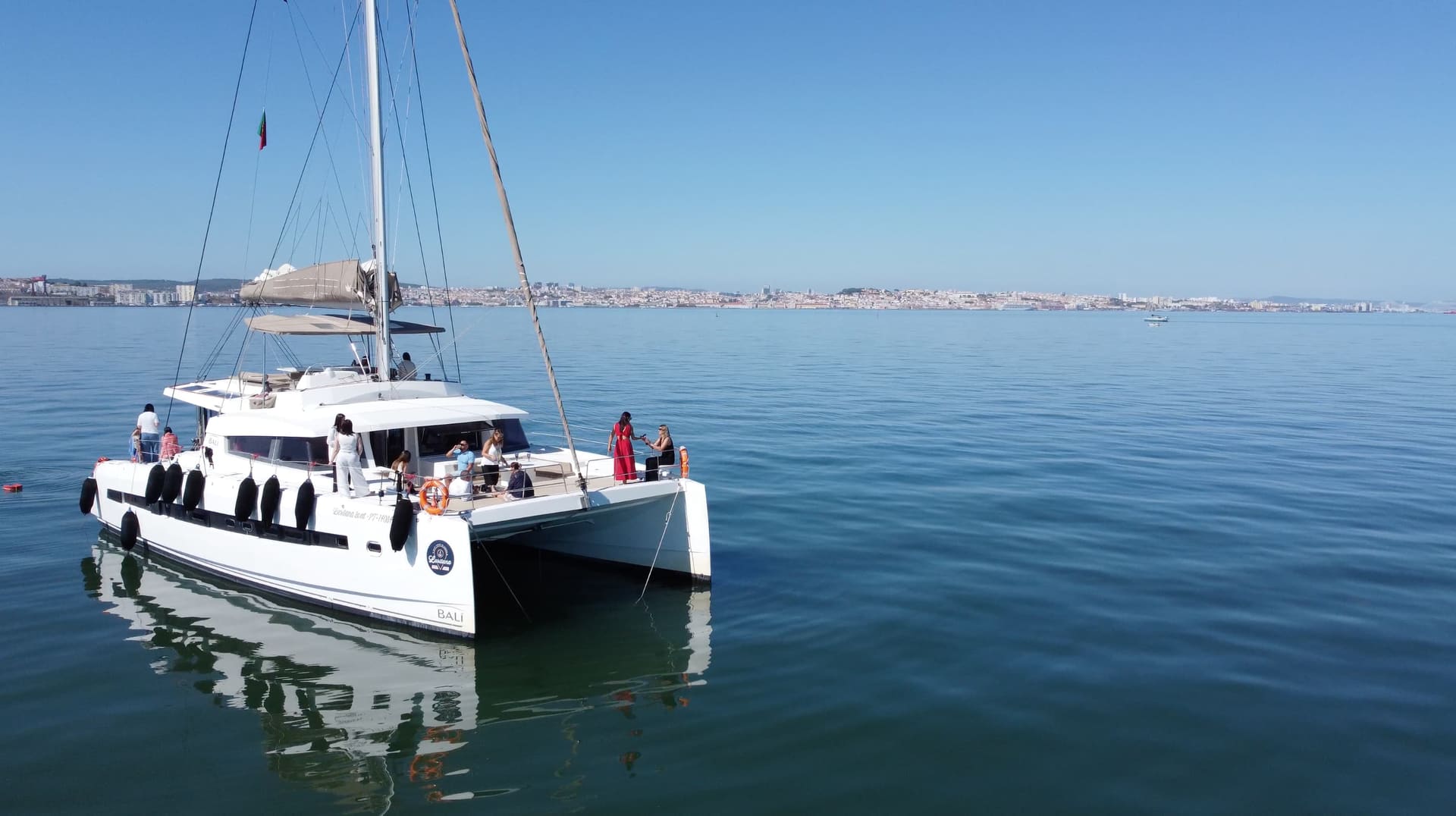 Oferece um catamarã premium no Tejo, sem teres barco