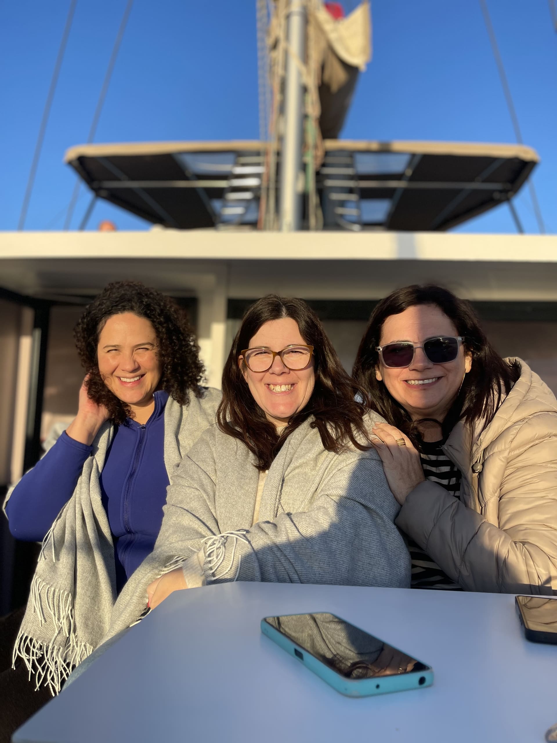 Grupo de colaboradoras em convívio a bordo do catamarã