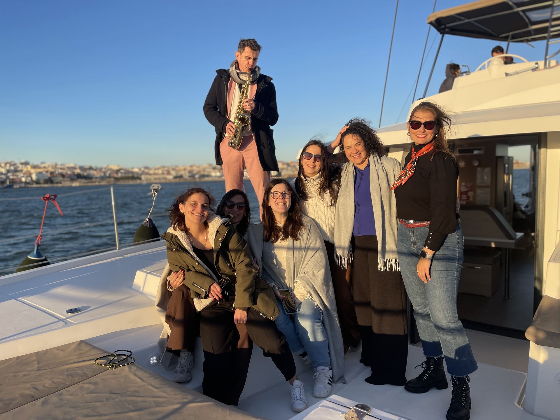 A equipa da Do It Better reunida no convés do catamarã, no rio Tejo