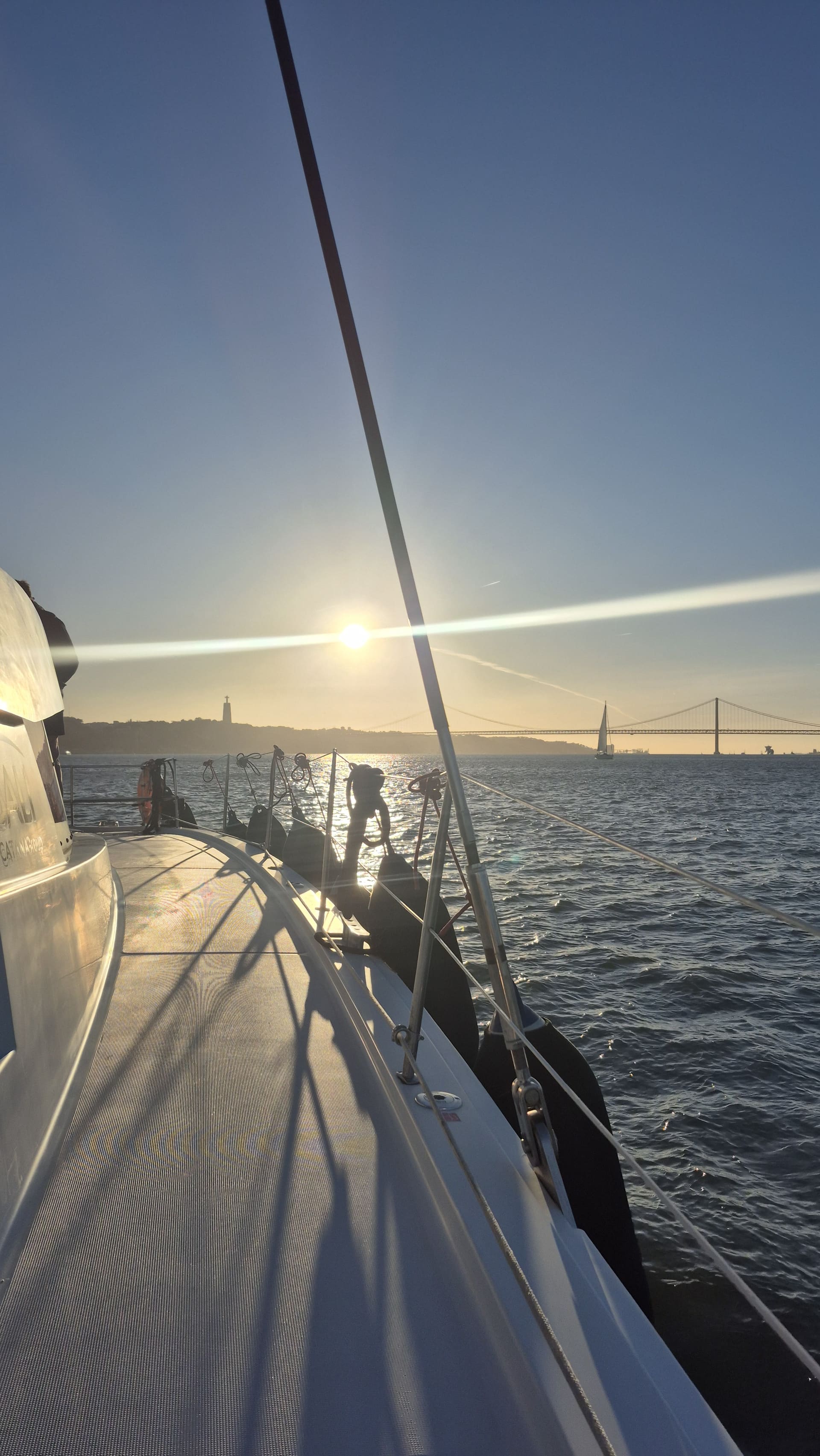 Velejar em Lisboa, ao sabor do Tejo — a bordo do catamarã no rio Tejo, Lisboa