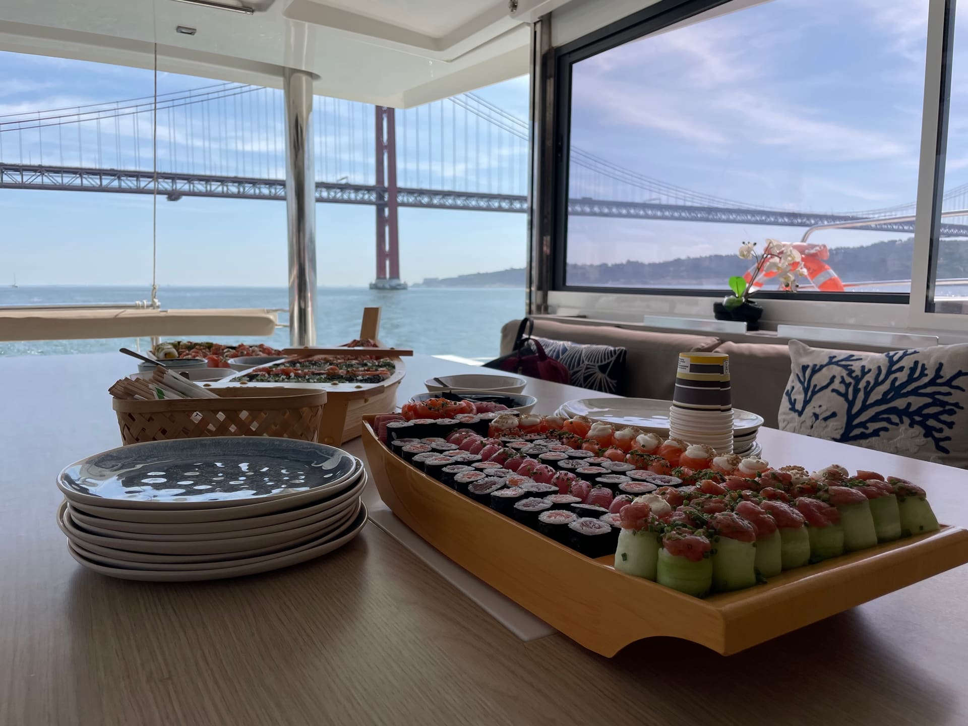 Um chef de sushi, a bordo, só para o teu grupo — a bordo do catamarã no rio Tejo, Lisboa